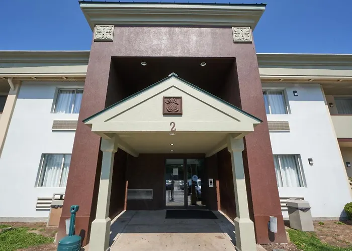 Riverview Inn & Suites